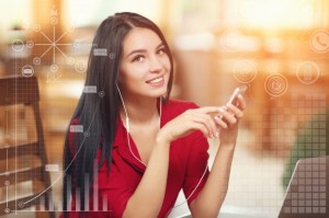 mujer-elegante-con-un-portatil-escuchando-musica_1208-194